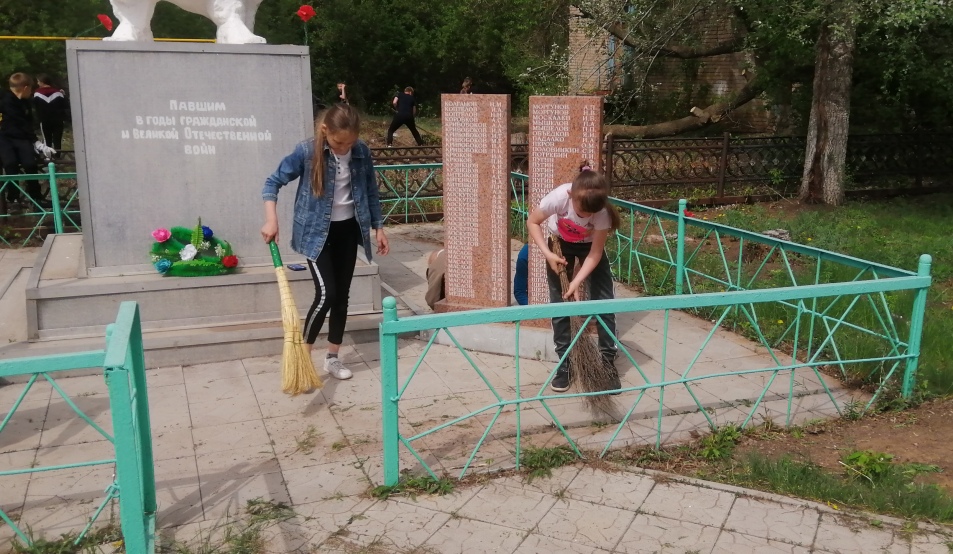 Субботник по благоустройству территории памятника.